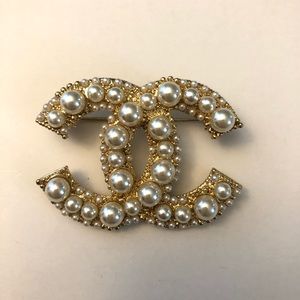 ✨ Chanel Brooch with Pearls ✨ (copy)